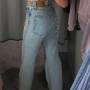 Ljusa jeans - Säljer ett par hög midjade jeans i ljus blå färg. Säljer då jag har växt ur dem. Det är inget fel med dem vad jag kan se. De är köpt från H&M. Medela med frågor? Pris kan diskuteras.😊