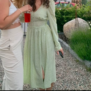 Ljusgrön klänning - Jättefin somrig adoore-liknande klänning! Perfekt till sommaren och fint skick❤️ Säljer även likadan i rosa/lila