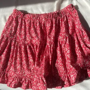 Supersöt kjol från nelly i storlek M men är strechig och passar både mindre och större. Har inga fläckar och är i fint skick.