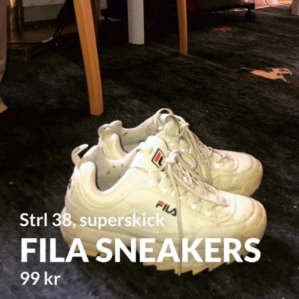 Supersnygga beiga sneakers i chunky stil, från FILA!  Endast använda fåtal gånger så de är i riktigt bra skick 🥰  Fler bilder skickas vid förfrågan. Skor.