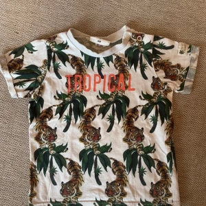 T-shirt - En t-shirt i storlek 74, använd fåtal gånger så i mycket bra skick, inget att anmärka på. 