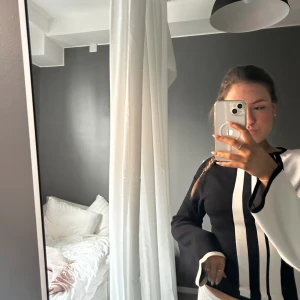 Topp - En så fin, unik, randig topp från Gina. Aldrig använd! Perfekt nu när värmen kommer. Hör av dig om du har några frågor🫶🏼