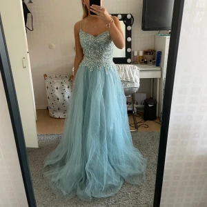 Balklänning - Säljer denna fina balklänningen som är använd vid 1 tillfälle men skicket är som nytt, finns inga defekter. Skriv vid fler bilder 💙Storlek XS men passar även S. Priset kan diskuteras 💙