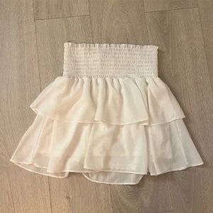 Kjol - Vit volangkjol från chelsea (lånas bild, egna kan fås) har ev en prickig o en svart att sälja oxå