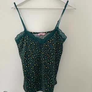 Linne  - Linne i nyskick. "Plysch" på utsidan, väldigt skönt. 