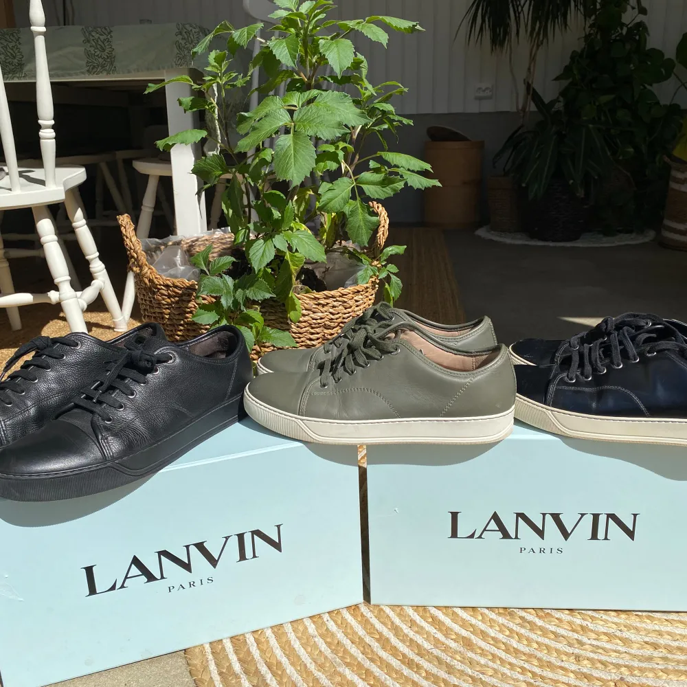 Hej, säljer av lite Lanvin Cap Toe sneakers i olika färger o storlekar o priser. Från vänster till höger är det Size 10, 7, 6. Bra skick på samtliga. Nypris 4600kr/par. Box medkommer. Pris kan diskuteras, hör av dig vid intresse. . Skor.