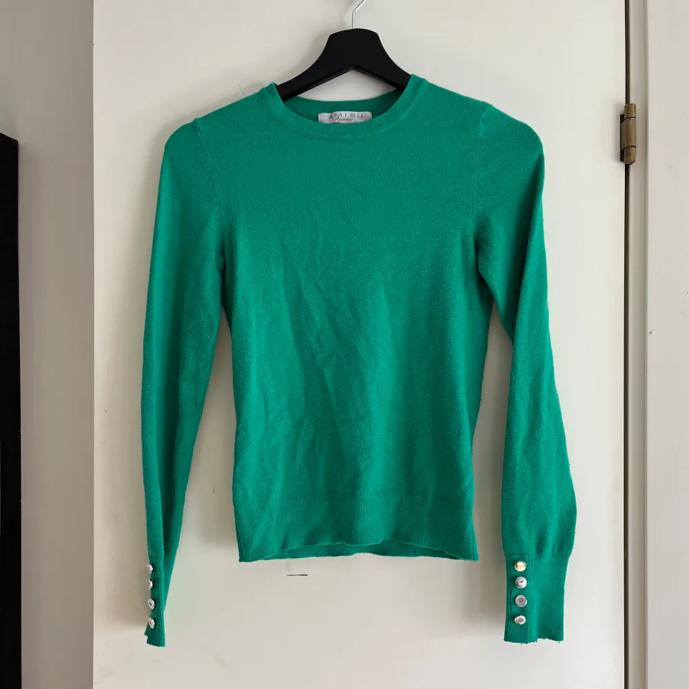En superfin klargrön långärmad tröja! Säljer då den inte kommer till användning längre. Den har använts en del, och har lite slitage på knapparna. Bara att skriva om ni har frågor!💗. Tröjor & Koftor.