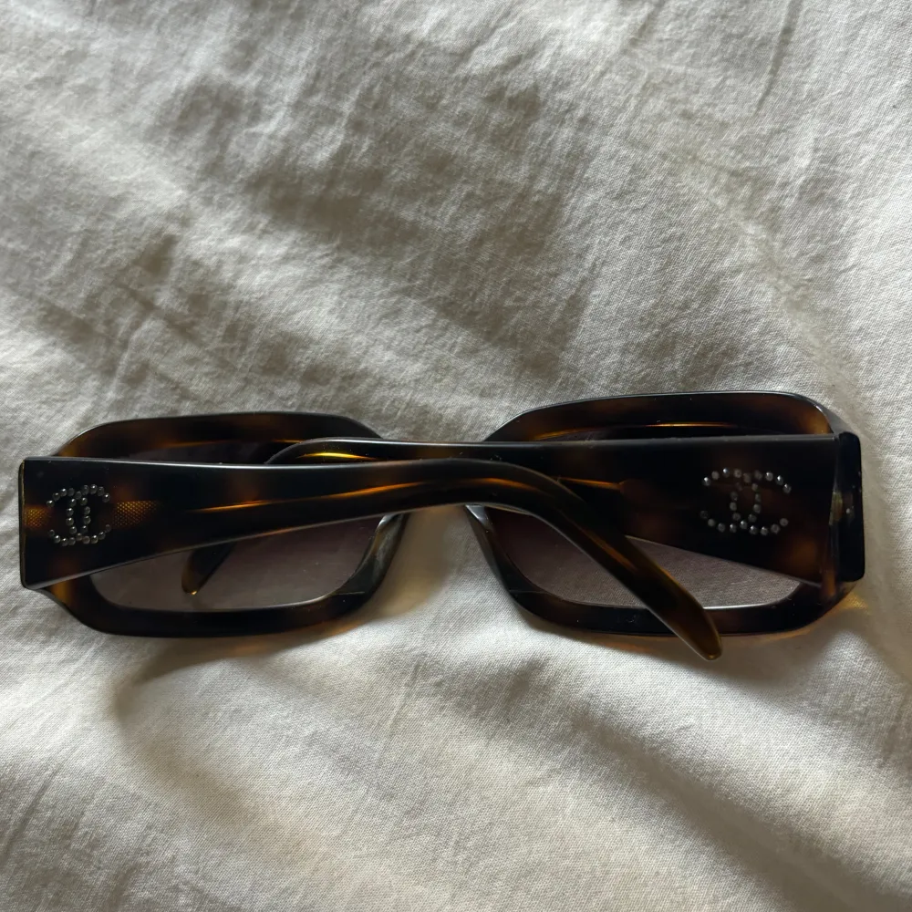 Världens snyggaste solglasögon från chanel! De är köpta på vestaire (äkthetsbevis finns) samt i perfekt skick. Köpta för 2000 . Accessoarer.