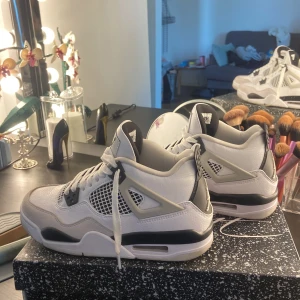 Jordan 4 military black  - Säljer dessa feta Jordan 4 då dom inte har kommit till så mkt användning. Har använt de 3 ggr så fortfarande riktigt bra skick. Köpte för 6000. Är också villig att byta mot andra skor 