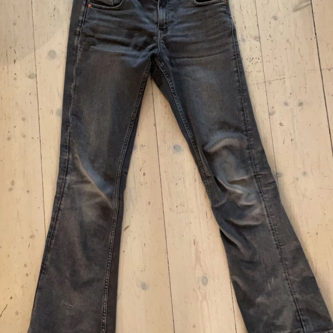 Mörk gråa jeans