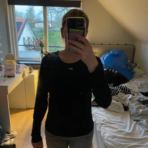 Nike träningströja  - Super fin Nike träningströja! Inga defekter. Är i storlek L men passar bra på mindre. Orginalpris på nikes hemsida är 500 kr men jag säljer för 200 kr. 