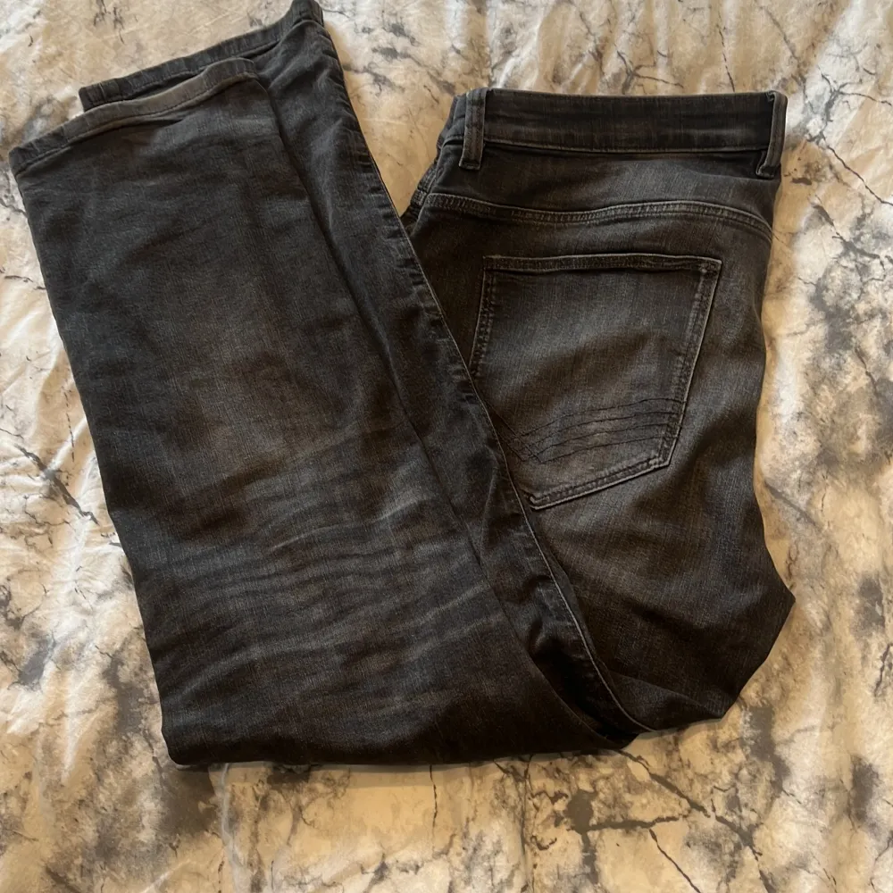 Ett par tvärfeta jeans i färgen mörkgrå med snygg tvätt. De är 38/32 men mer som 34/32. Skicket är 10/10. Pris kan diskuteras. Kontakta gärna vid frågor! 💸🍾💸🍾. Jeans & Byxor.