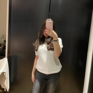 Vit stickad kortärmad tröja - En jätte fin stickad tröja som inte kommer till användning, använd 1 gång! Kom privat för mer bilder 💗💗