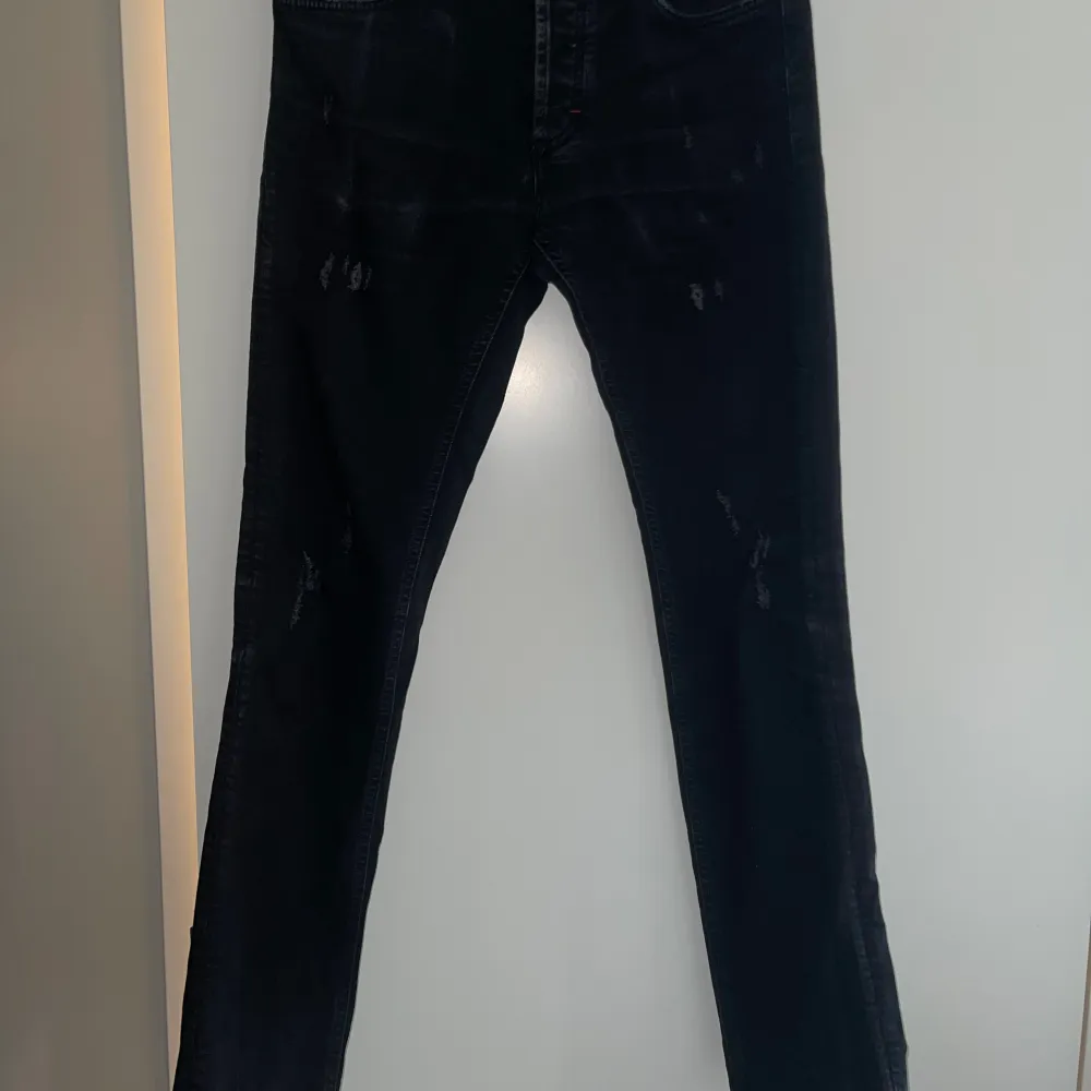 Philip plein jeans i gott skick förrutom litet hål framficka. Nypris för ett par år sen var ca 5500 Storlek 30 Kan mötas i Göteborg, Borås,. Jeans & Byxor.