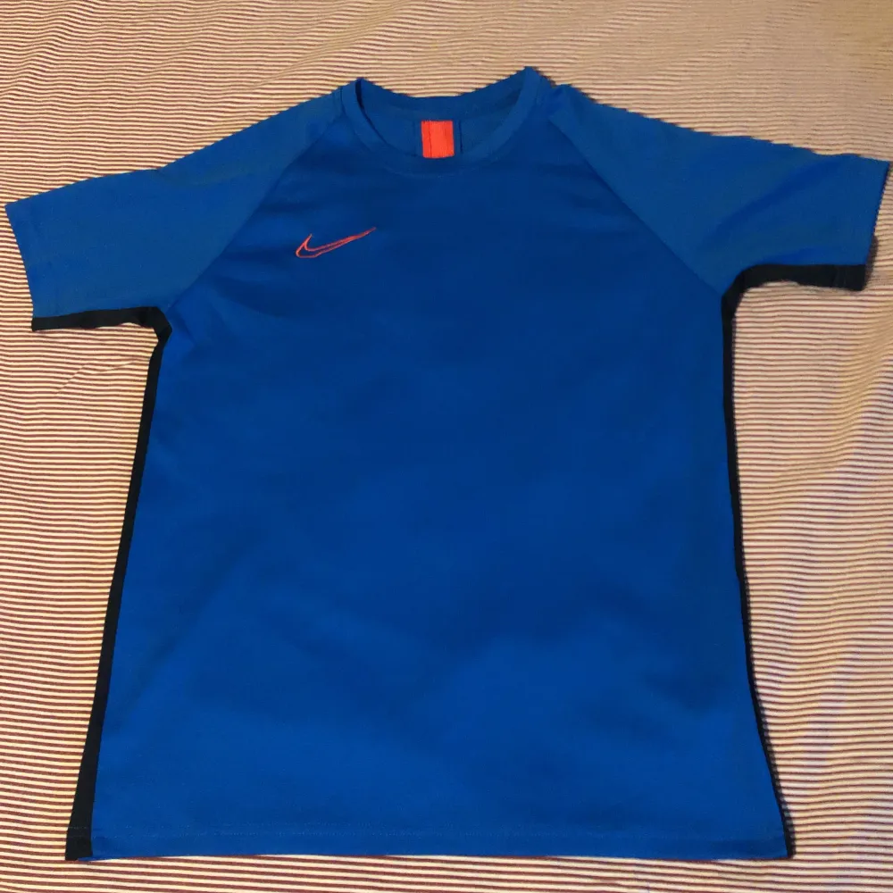 Blå fin Nike tröja.. T-shirts.