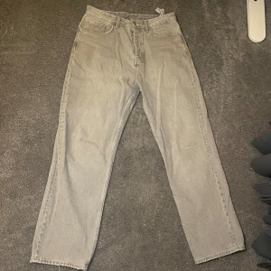 Ljusgråa jeans - Ljusgråa jeans från zara. Perfekta nu till våren/sommaren. Knappt använda. Sitter lite baggy och passar dig som är runt 180-185.