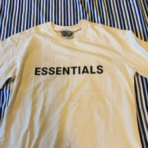 Essentials fear of god t-shirt - Beige M  Helt ny, säljs för att den är förstor för mig 