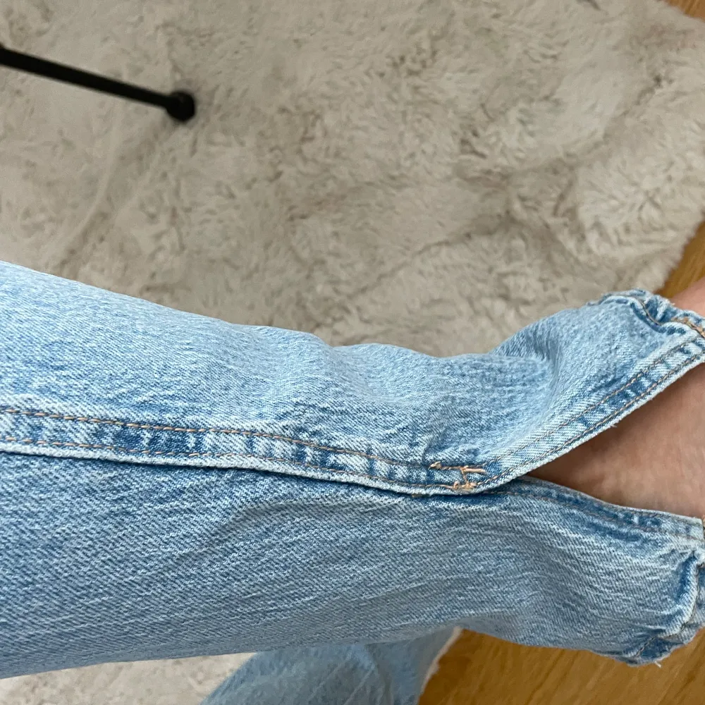 Byxor från Zara i storlek 34 passar 36 med slits nertill. Använda 2 gånger.  200kr Pris kan diskuteras vid snabbaffär! . Jeans & Byxor.