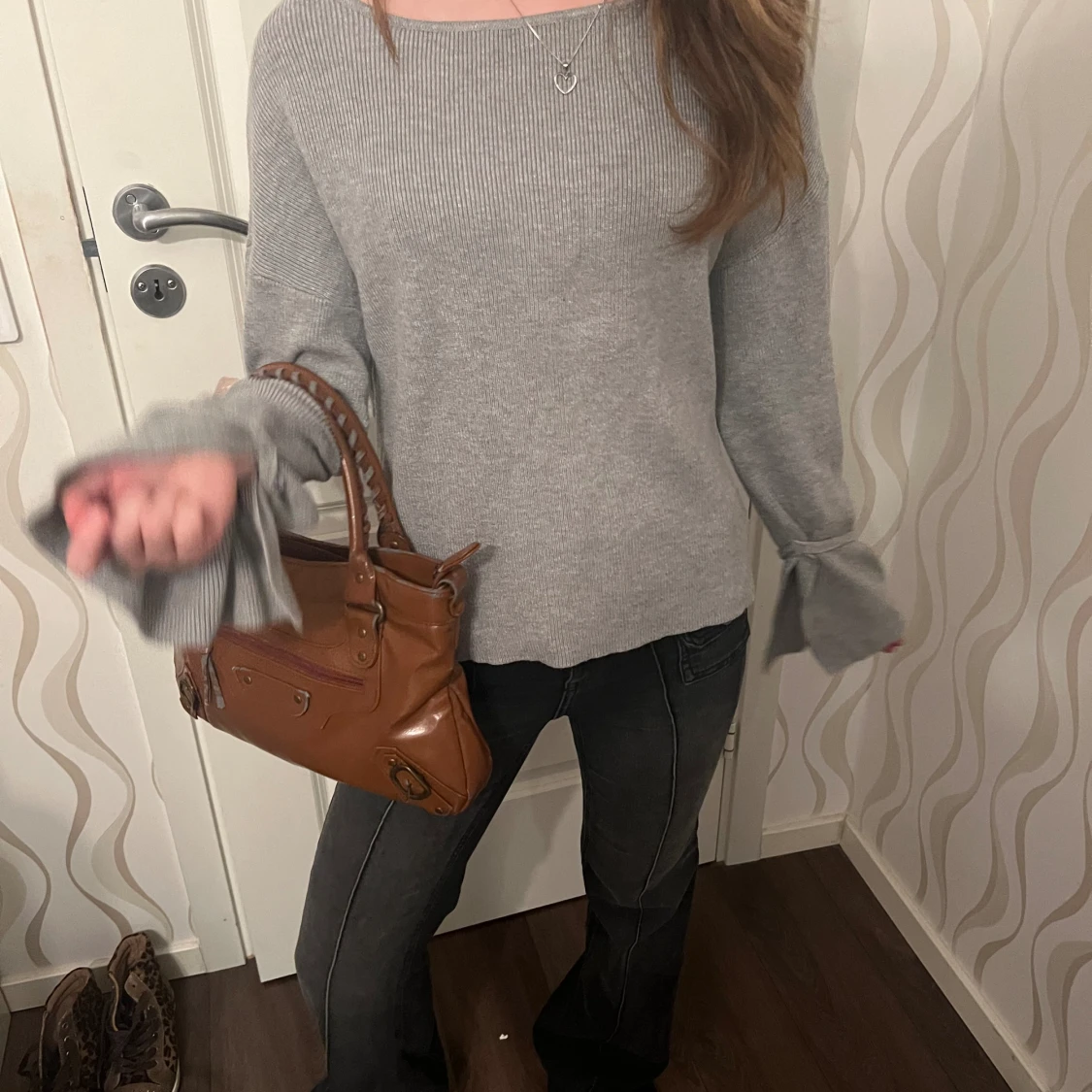 As söt tröja med knytningar 