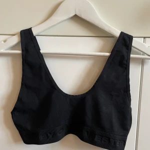 Oanvänd BH-topp från Carin Wester - MATERIAL: Se bild STORLEK: M/L (passar A/B kupa) SKICK: Oanvänd = Utan anmärkning  PRIS: 150kr