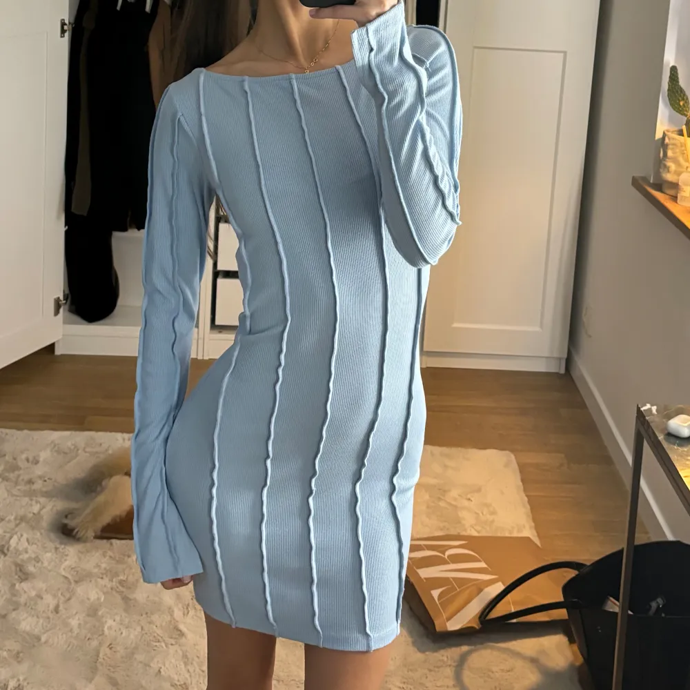 Säljer denna superfina blå klänningen från NA-KD x hanna schönberg. Den är i storlek xxs & superfin i modellen, sparsamt använd!🤍 Köparen står själv för eventuell fraktkostnad🫶🏽. Klänningar.