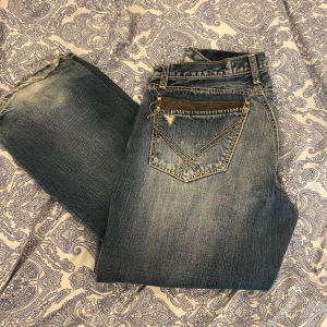 Jeans - Mörkblå jeans, de sitter lite baggy på mig men på visa sitter de som bootcut. Hör av er till mig om ni vill ha fler bilder eller info😁 Köparen står för frakten!