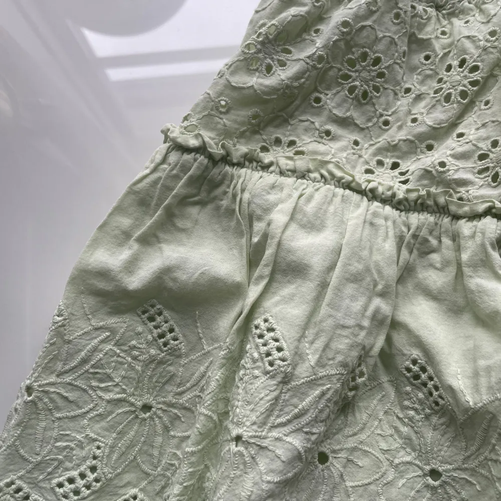 Säljer denna superfina kjolen som är från zara. Den är i storlek 164 och är väldigt fint skick den sköljs pågrund av att den inte kommer till användning💓. Kjolar.