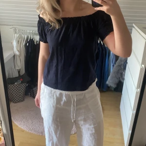 Marinblå blus  - Marinblå linne offshoulder blus från vero moda, inga defekter🤍xs men passar större också 