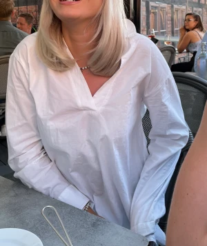 Skjorta från Gina - Vit skjorta från Gina Tricot som är i bra skick, använd några gånger. Lite stor i storleken, är som en S.