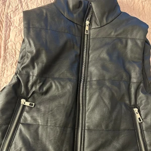 Skinn väst - Skinn väst i storlek M/S 120kr