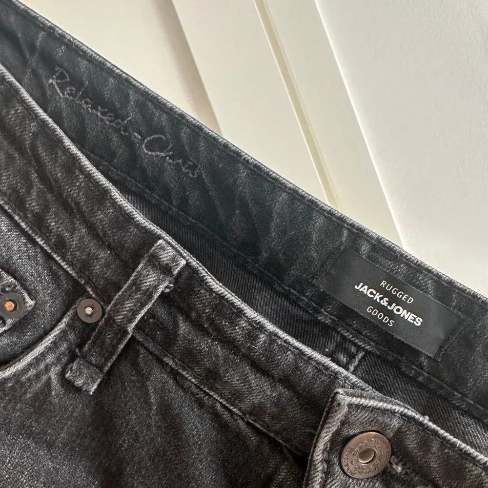 Säljer mina Jack&Jones som är i princip i nyskick då de max har används 3 gånger. De är den kända jeans modellen som heter Relaxed Chris. Storleken på jeansen är 34/32.. Jeans & Byxor.