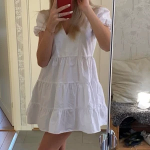 VIT klänning - Vit klänning från Zara, perfekt till studenten! Använd 1 gång, strl xs