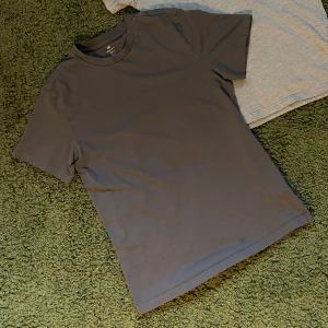 H&M t-shirt  - Mörk grå t-shirt från H&M. Jättebra skick, vill ba sälja för den inte passar. Storlek S, jag är runt 183 och typ 65kg.
