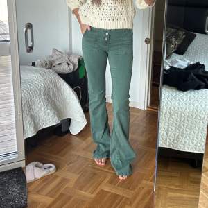 Snyggaste gröna jeansen från zara u strl 34. De är lite långa på mig därav har de slitits lite längst ner men inget man lägger märke till egentligen. Är 168❤️