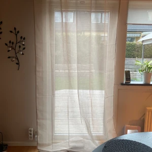 Gardiner  - Två länger gardiner, av 100% polyester. Det är 2,60m, det är använda en gång och det är behandlar med flamskyddsmedel.
