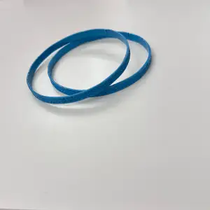 Två fina blåa armband i samma mönster!! 7cm i diametern på båda! 