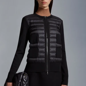 Moncler Cardigan  - Säljer denna cardigan. Sparsamt använd inga defekter alls. ❤️Säljer pga inte så mycket användning! Nypris är 8250 kr 