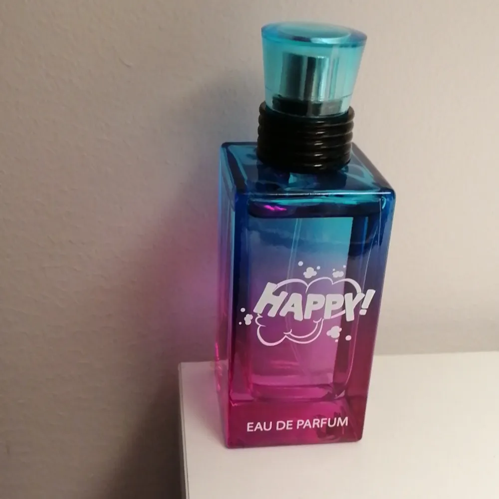 Hej jag säljer denna parfym pga att jag gillade inte lukten den luktar ganska somrigt och passar parfekt på sommaren, köpt den för 100 kr, pris kan  diskuteras ❤️ . Övrigt.