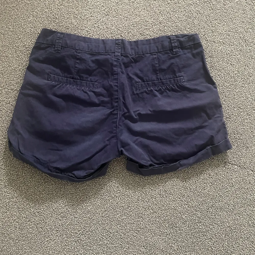 Mörkblå shorts från Holly&Whyte som passar till allt!. Shorts.