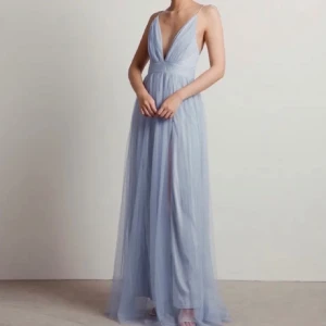 Balklänning - Så fin ljusblå balklänning! Endast använd en gång på min bal. Du knyter armarna själv. Två slits i benen och storlek M. Köpt från ”Tobi” för 800kr. Meshtyget har tyvärr fått något litet hål nere vid fötterna men det är lagat och inget som syns!