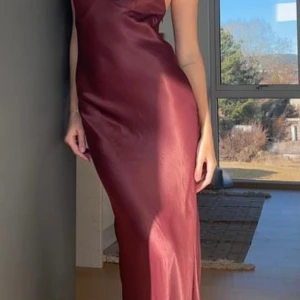 Satin slip dress Vollan X NAKD - Helt ny! Midi/lång satin klänning i så fin färg! Väldigt smickrande och justerbara axelband.
