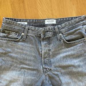 Gråa jeans från jack and jones, använda en gång. Modell loose chris, storlek 30/30 Skriv vid frågor och intresse.
