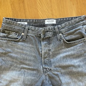 Jack and jones jeans - Gråa jeans från jack and jones, använda en gång. Modell loose chris, storlek 30/30 Skriv vid frågor och intresse.