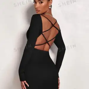 Säljer min svarta klänning från Shein som är öppen i ryggen, har endast använt den 1 gång då den var för liten för mig. Skulle säga att den sitter mer som en xxs än en xs💗skriv för fler bilder!