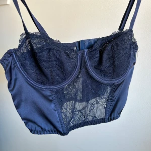 Bralette - Sååå fin bralett topp! Från Gina men har klippt bort lappen så vet inte storlek men skulle säga att den är S💗Använd typ 1 gång