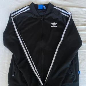 Adidas tröja  - Snygg adidas tröja med tryck på ryggen, kommer inte till användning längre🤞🏼💞