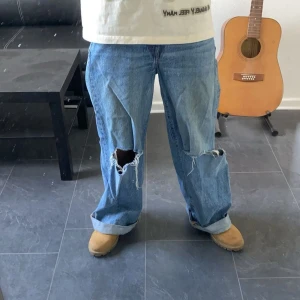 Baggy Jeans med hål - Använt den några gånger men tycker inte om dem lika mycket längre. Bra skick ich inget fel på dem annars. 