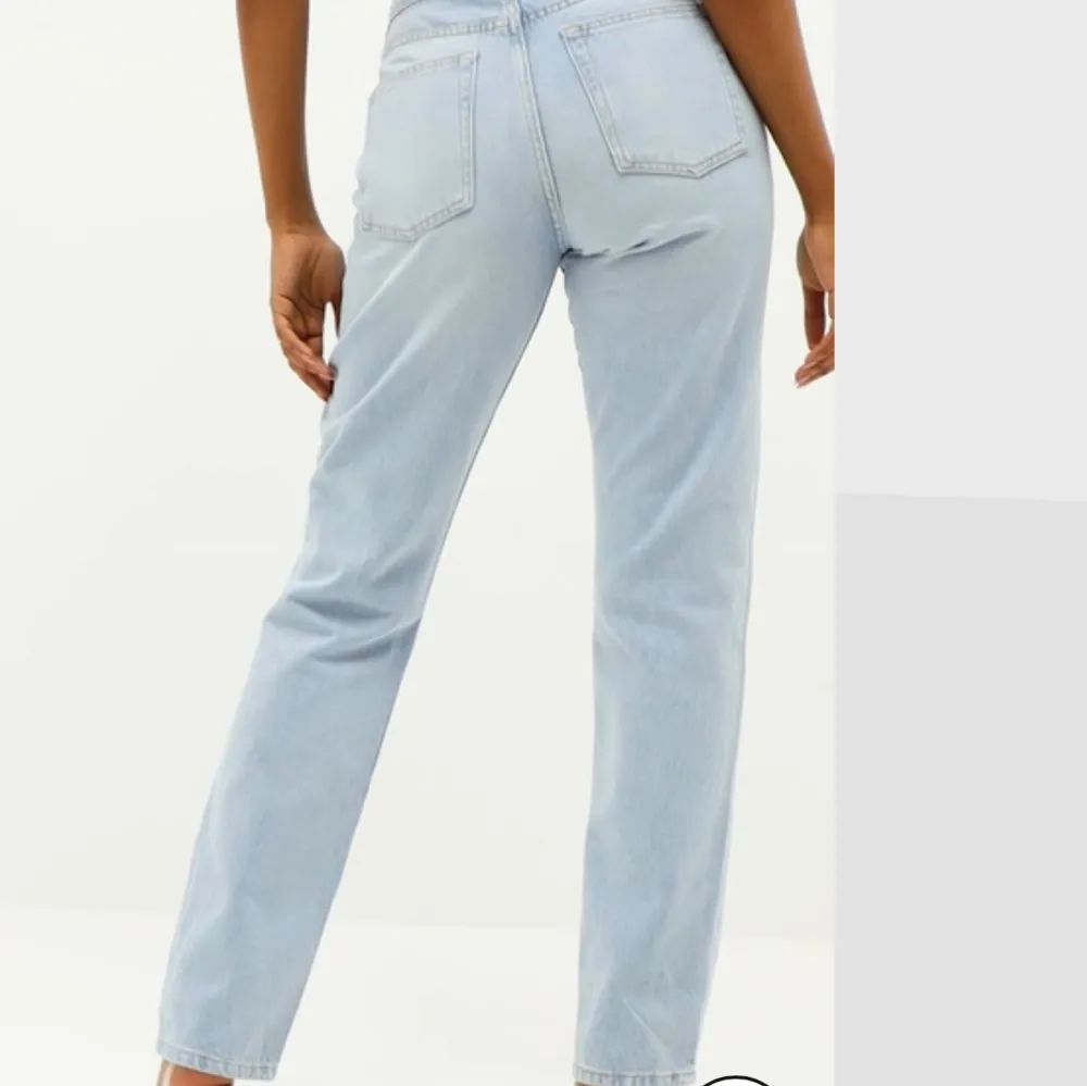 Ljusblåa low waist jeans i nyskick. Strl. 36. Jeans & Byxor.