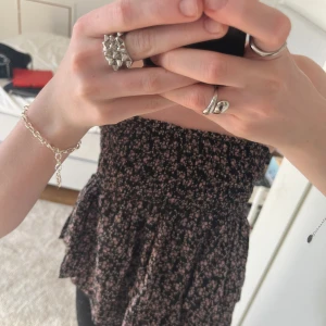Sommar topp/kjol - Jättefin blommig kjol från Kappahl men som även kan användas som topp. Jättefin ni till sommaren! Storlek 146/152 men passar mig med vanligtvis xxs/xs. Skriv för med information💗 skriv helst innan köp💗