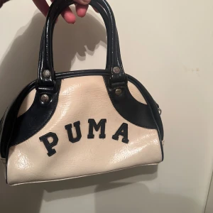 Vit puma väska  - Finns en del skavanker baktill, syns på bild två 